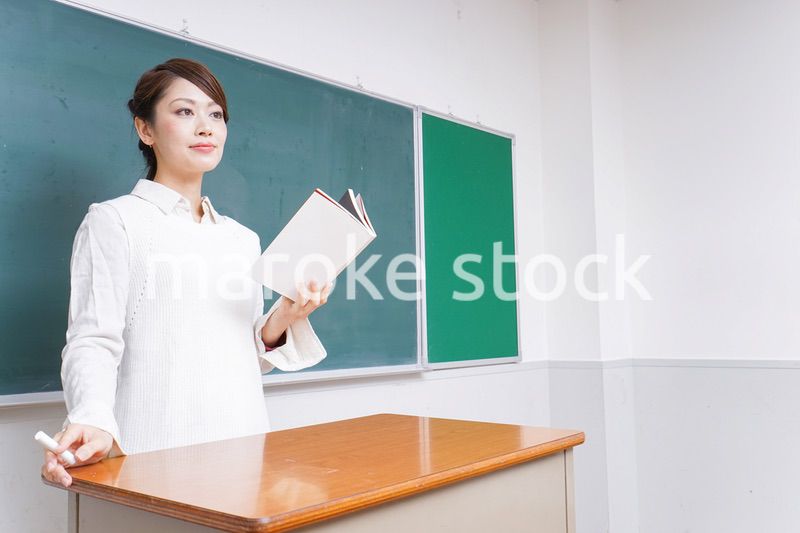 授業をする女性教師