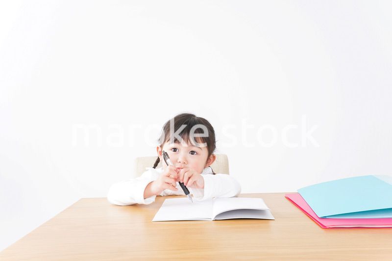 ひとりで勉強をする子ども