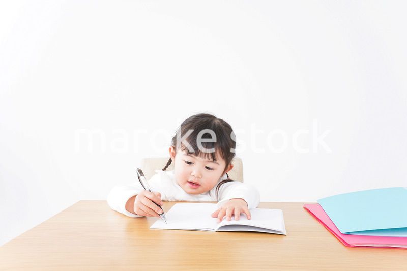 ひとりで勉強をする子ども