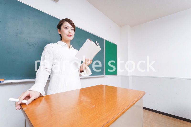 授業をする女性教師