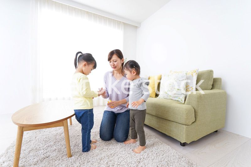 髪の毛をセットする子供とお母さん