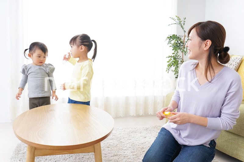 髪の毛をセットする子供とお母さん