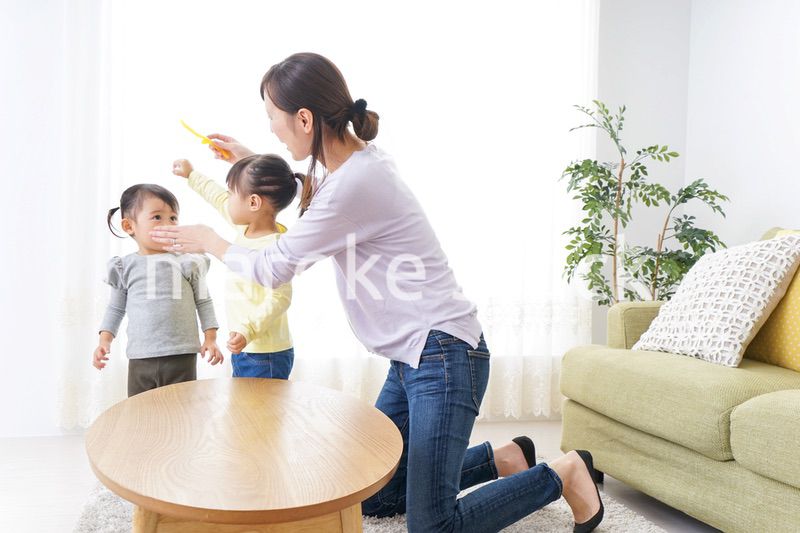 髪の毛をセットする子供とお母さん