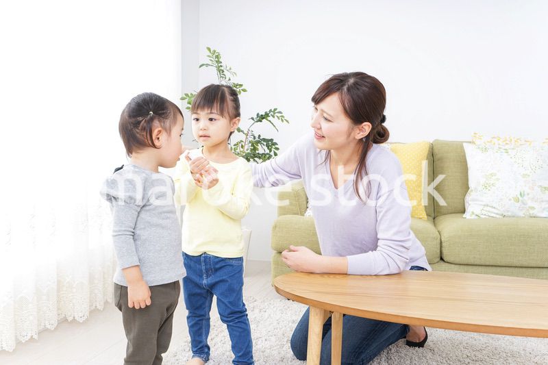 髪の毛をセットする子供とお母さん