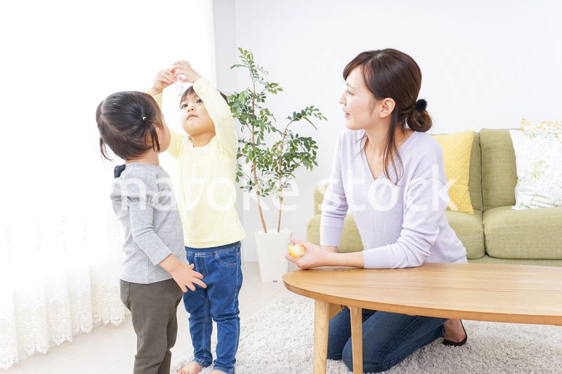 髪の毛をセットする子供とお母さん