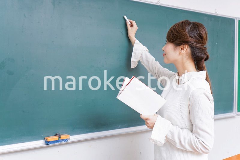 授業をする女性教師