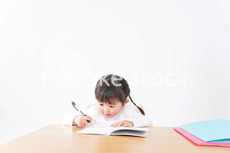 ひとりで勉強をする子ども