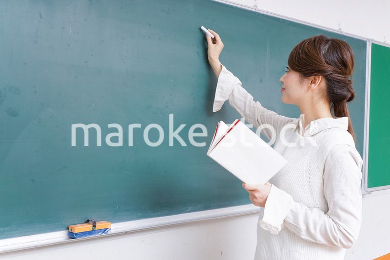 授業をする女性教師