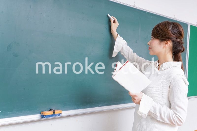 授業をする女性教師