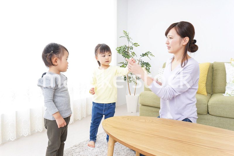 髪の毛をセットする子供とお母さん