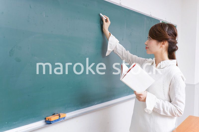 授業をする女性教師