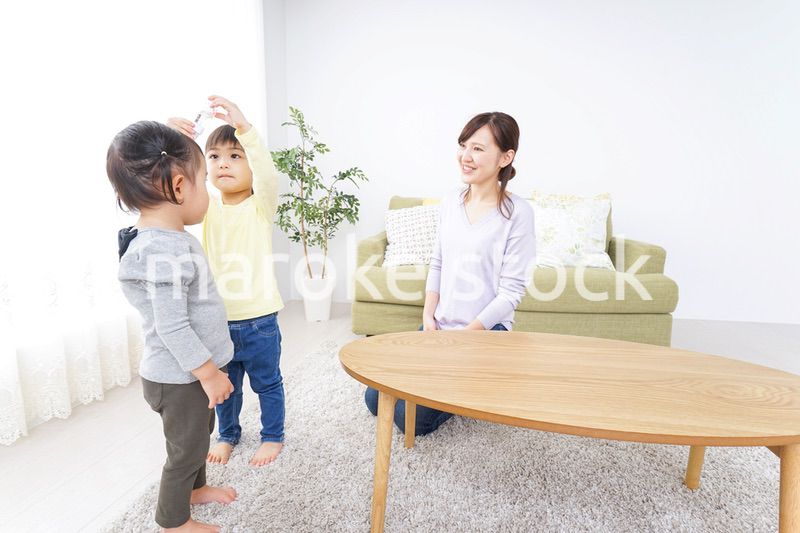 髪の毛をセットする子供とお母さん