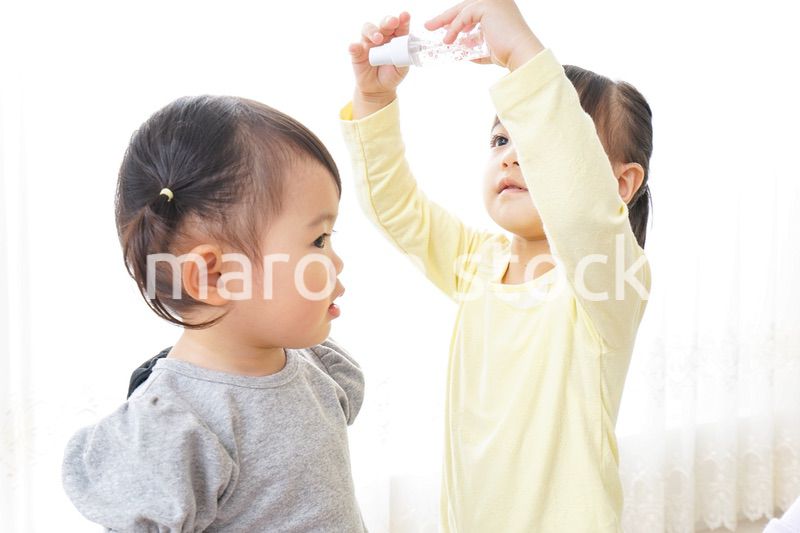 美容師ごっこをする二人の子供