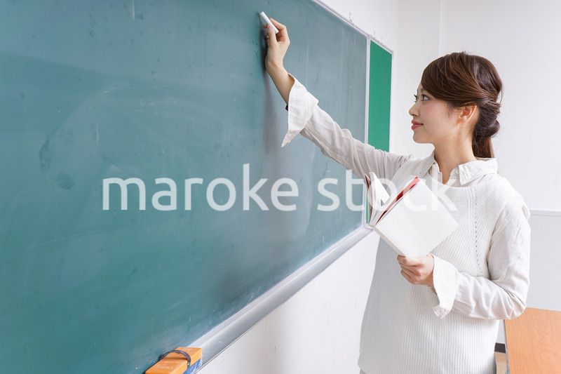 授業をする女性教師