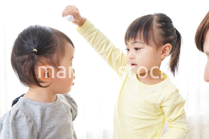 美容師ごっこをする二人の子供