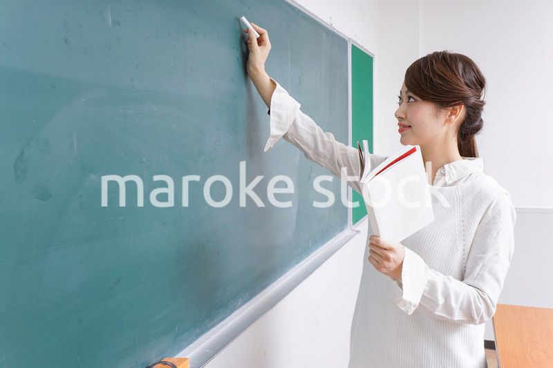授業をする女性教師