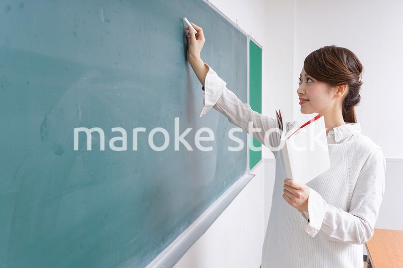授業をする女性教師