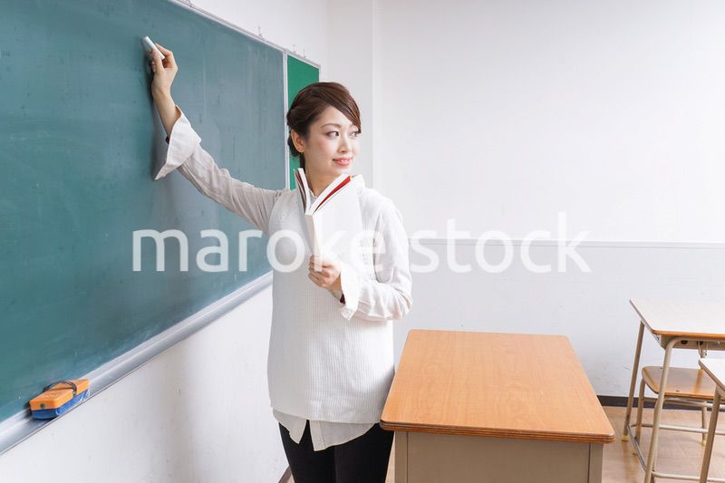 授業をする女性教師