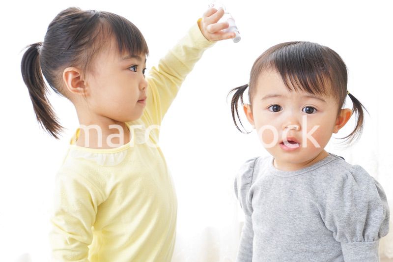 美容師ごっこをする二人の子供