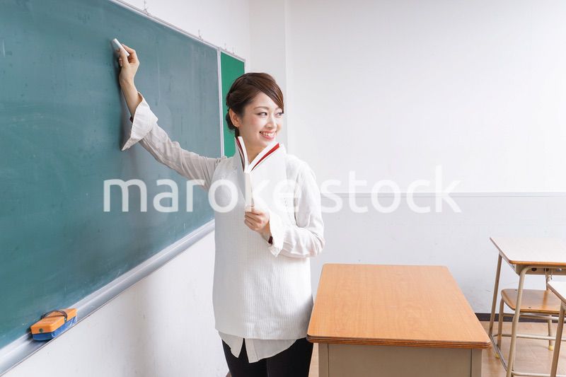 授業をする女性教師