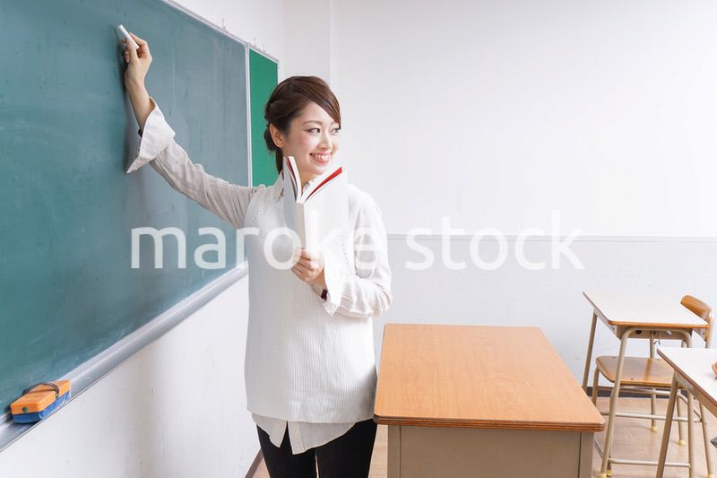 授業をする女性教師