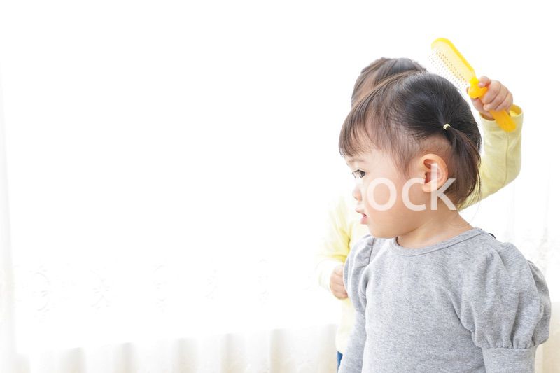 美容師ごっこをする二人の子供