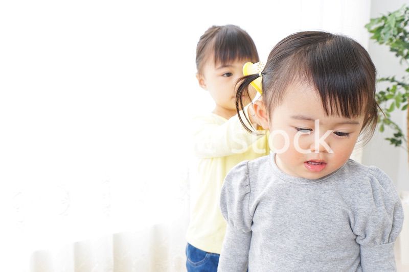 美容師ごっこをする二人の子供