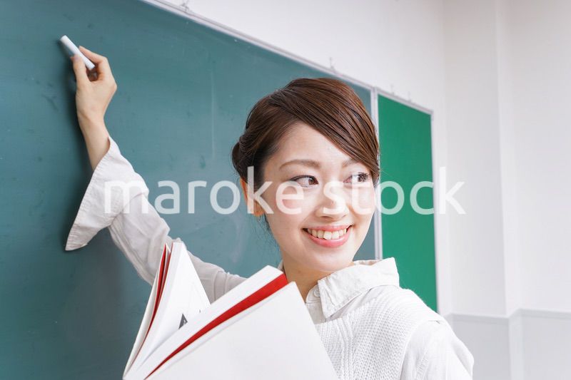 授業をする女性教師