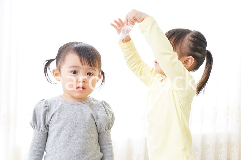美容師ごっこをする二人の子供