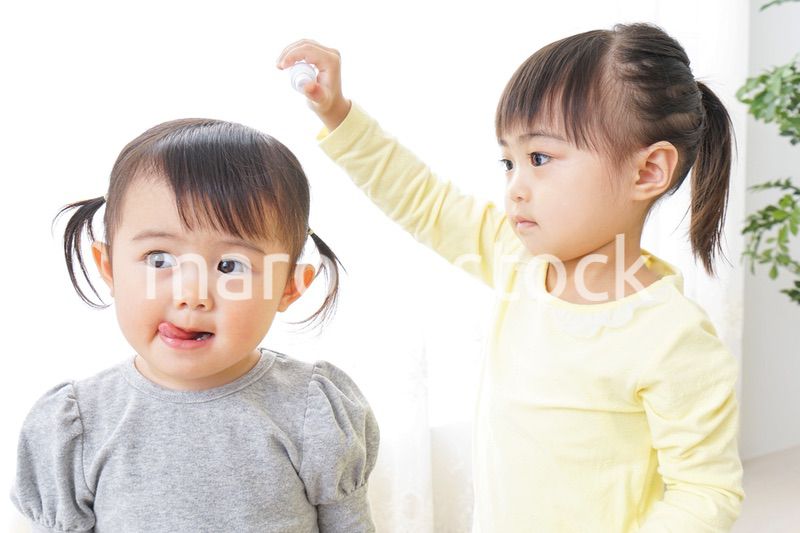 美容師ごっこをする二人の子供