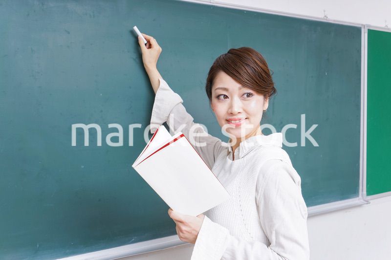 授業をする女性教師