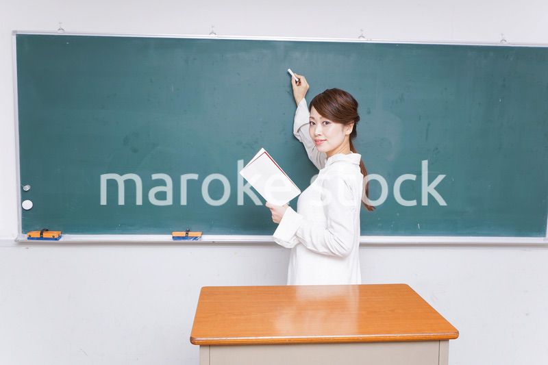 授業をする女性教師