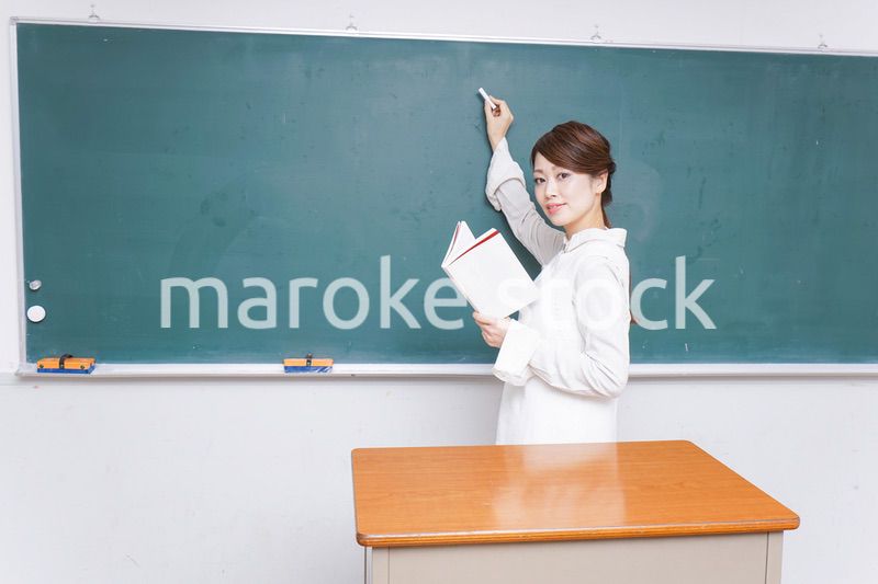 授業をする女性教師