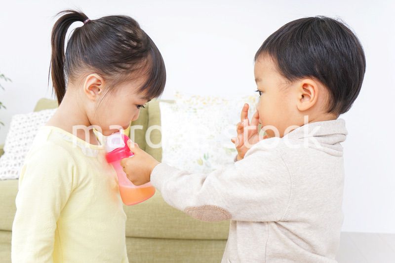 二人で遊ぶ女の子と男の子