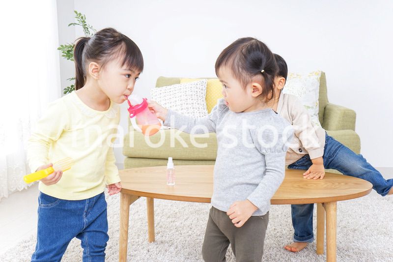 家で友だちと遊ぶ子供