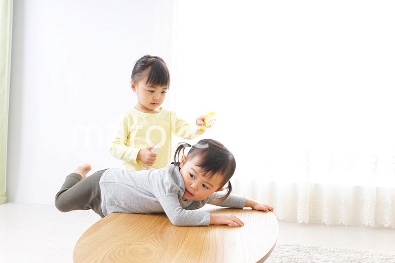 美容師ごっこをする二人の子供