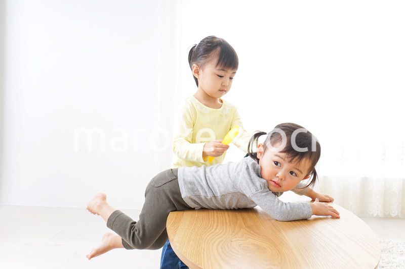 美容師ごっこをする二人の子供