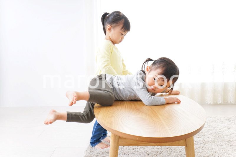 美容師ごっこをする二人の子供