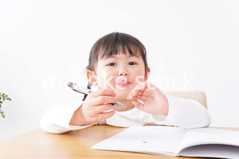 ひとりで勉強をする子ども