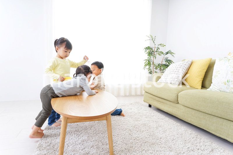 家で友だちと遊ぶ子供