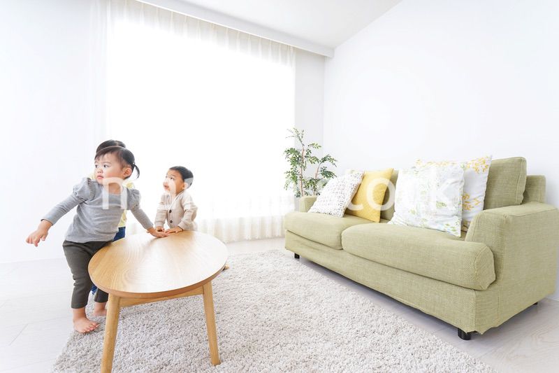 家で友だちと遊ぶ子供