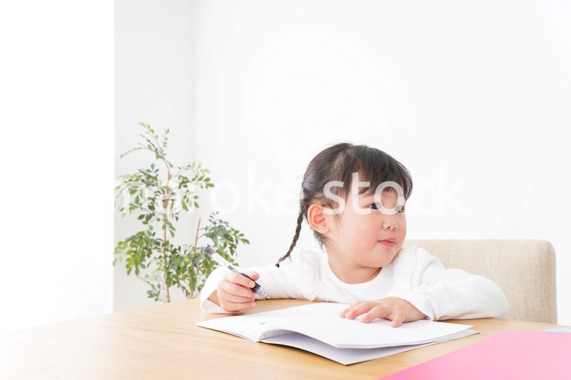 ひとりで勉強をする子ども