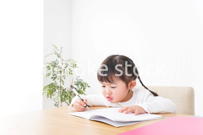 ひとりで勉強をする子ども