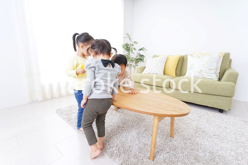 家で友だちと遊ぶ子供