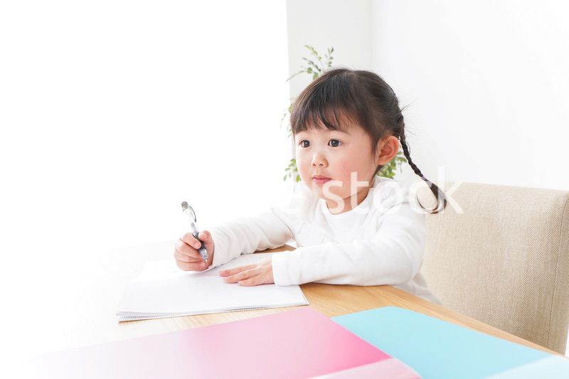 ひとりで勉強をする子ども