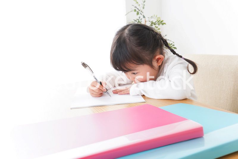 ひとりで勉強をする子ども