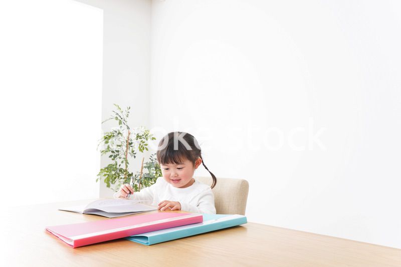 ひとりで勉強をする子ども