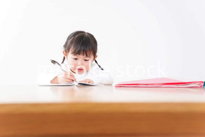 ひとりで勉強をする子ども