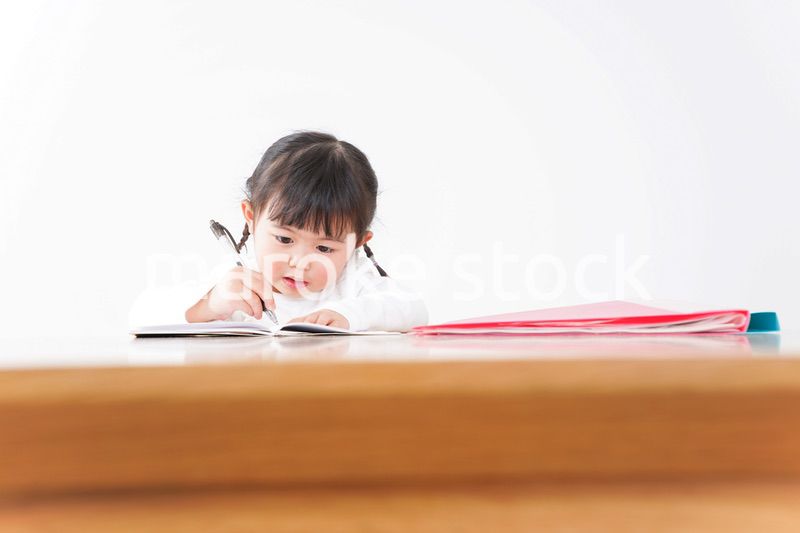 ひとりで勉強をする子ども