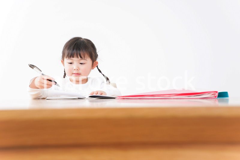 ひとりで勉強をする子ども